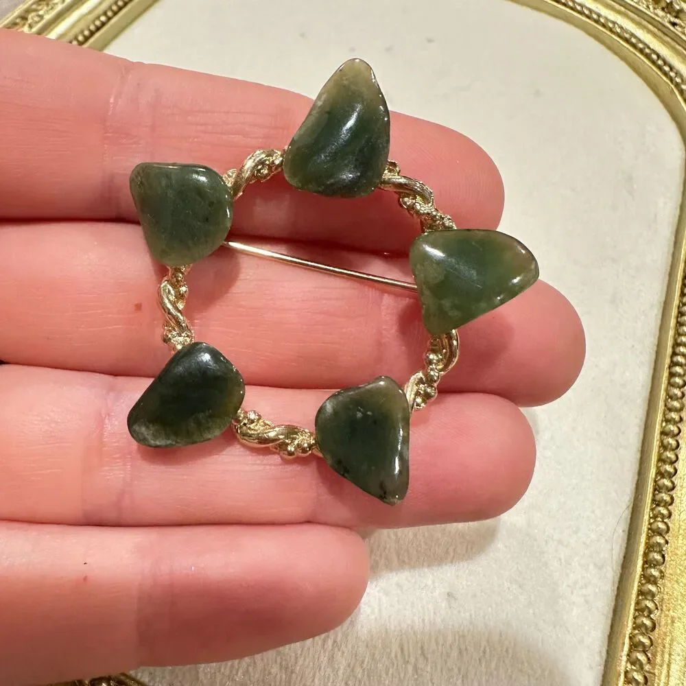 Vintage Jewelry Gold Tone Wreath with Jade Brooch Pin